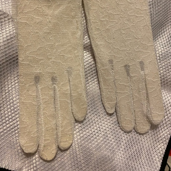 Vtg 1950's Fownes White Lace Gloves w/ Opalescent Pink Tinsel OS BNWT - Picture 5 of 8